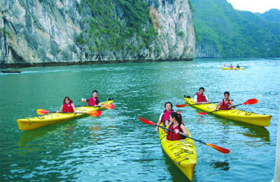 Faire du kayak à la baie d'Halong Vietnam