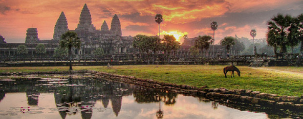 Paysage pittoresque des temples d'Angkor au coucher de soleil