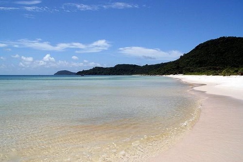 La plage Phu Quoc avec des vagues bleues,du sable blanc, du soleil