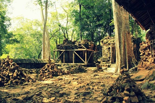 Les ruines de Koh Ker apparaissent clairement sur les oeuvres autour du temple de Prasat Thom principale