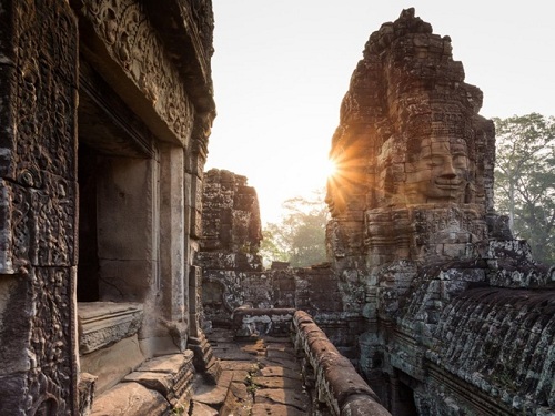 Angkor Thom consiste d’un vaste ensemble architectural sur 10 km2 , entouré par les murailles