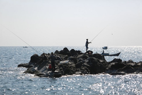 Pêcher dans la baie de Tien