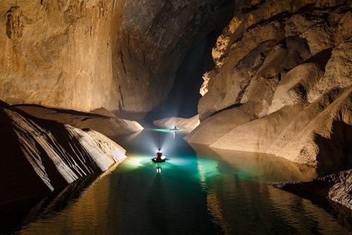 Un lac pittoresque à côté du Mur Vietnamien à l’intérieur de la grotte Son Doong