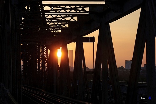 Le moment où le soleil descend doucement en laissant l’orange sur les travées de l’ancien pont