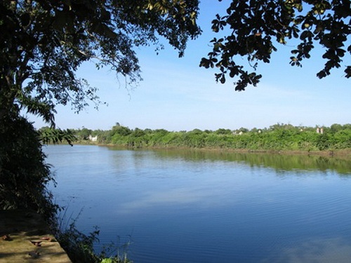 Le fleuve vert O Lau entoure le village toute l’année