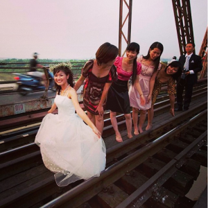 Le pont de Long Bien à Hanoi est un site fréquenté par les coup les avant le mariage