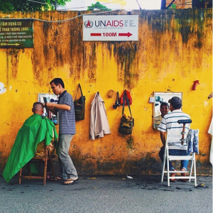 Les coiffeurs dans la rue de Trinh Hoai Duc à Hanoi