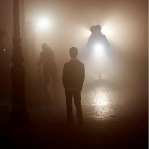 Le soir envahi par le brouillard au Nord du Vietnam
