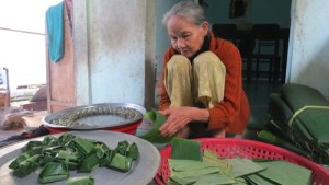 Madame Doan Thi Thi, une des meilleures artisane du village, attache à la fabrication des gâteaux