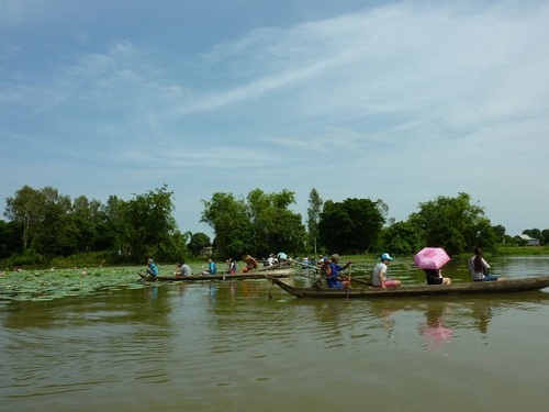 Faire la croisière sur le lac de Bung Binh Thien