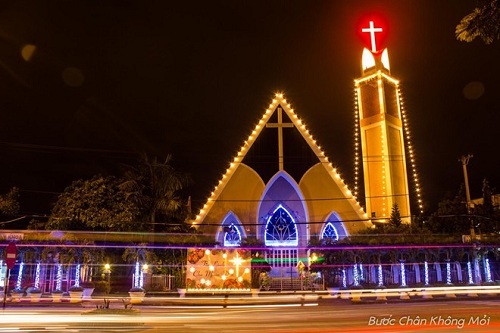 les maisons regilieuses catholiques à Da Nang s’illuminent grâce aux lampes d’ornement multicolores