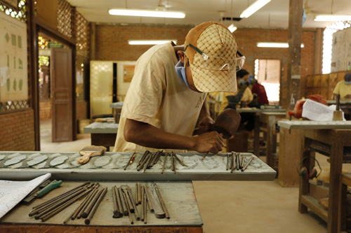 Visiter l’atelier des produits d’art artisanal Artisan D’Angkor