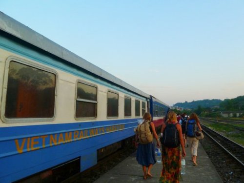 Beaucoup de visiteurs chosissent le train pour se rendre à Lao Cai avant d’atteindre Sapa