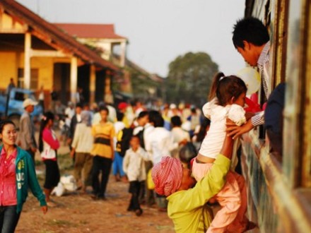 La gare pleine de passagers au Cambodge