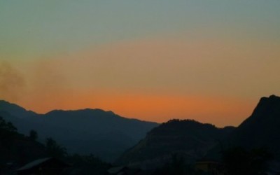 Le crépuscule spectaculaire aux montagnes de Sapa