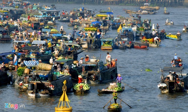 L’ambiance de commerce tumultueuse au marché flottant de Cai Rang