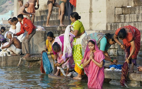 Ramer la barque le long du Gange en Inde 