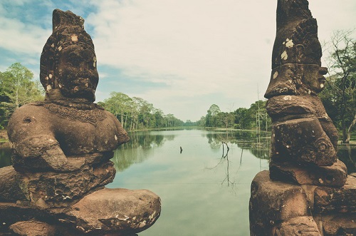 Les statues sur le pont à Angkor Thom dans les mystérieux temples d'Angkor