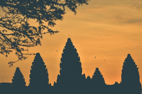 coucher du soleil dans les mystérieux temples d'Angkor