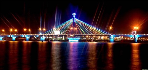 Voyage Da Nang pour admirer le pont de Tra Thi Ly s'illumine dans la nuit 