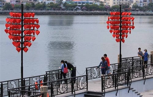Voyager Da Nang Vietnam et marchez sur le pont des serrues d'amour