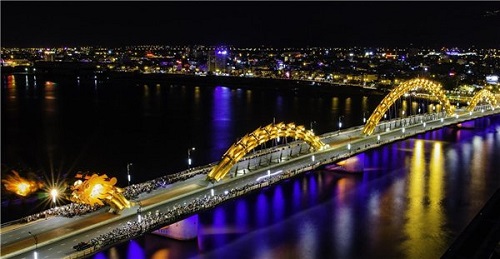 La beauté magnifique du pont Dragon à Da Nang en nuit