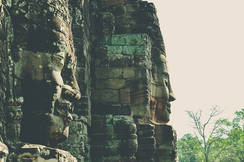 les statues des bouddhas souriants aux temples d'Angkor