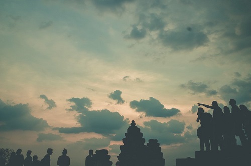 Les touristes attendent le coucher du soleil sur le temple de Phnom Bakheng dans les temples d'Angkor