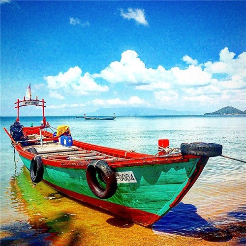 la petite barque en bois à la plage Koh Tonsay