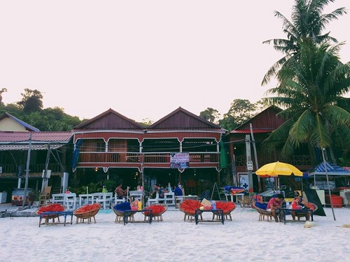 les jolis restaurants sur la plage de koh rong au cambodge