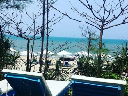 Bancs sur la plage d'An Bang Seaside Village famille d'accueil Hoi An