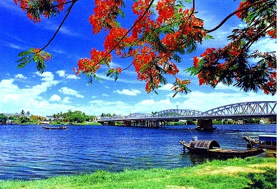 La rivière des Parfums et le Pont Trang Tien